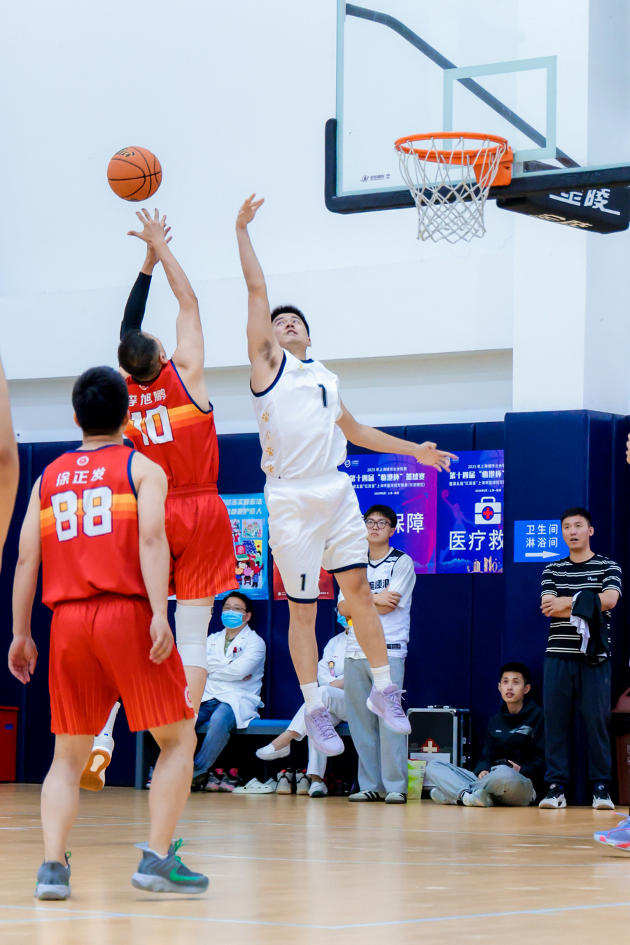 包含场面火爆！篮球观众席沸腾不已的词条