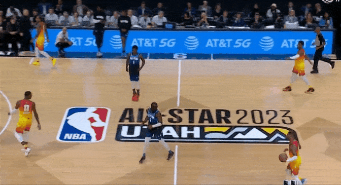 上海队完胜深圳队，利拉德关键制胜