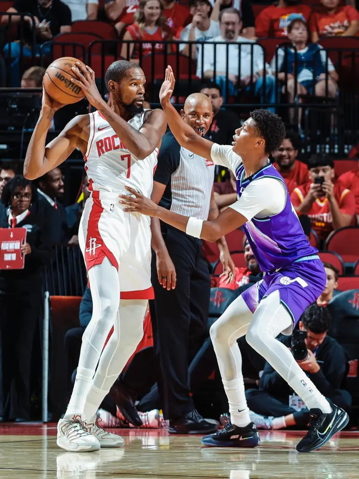 天津队轻取国王，杜兰特统治全场